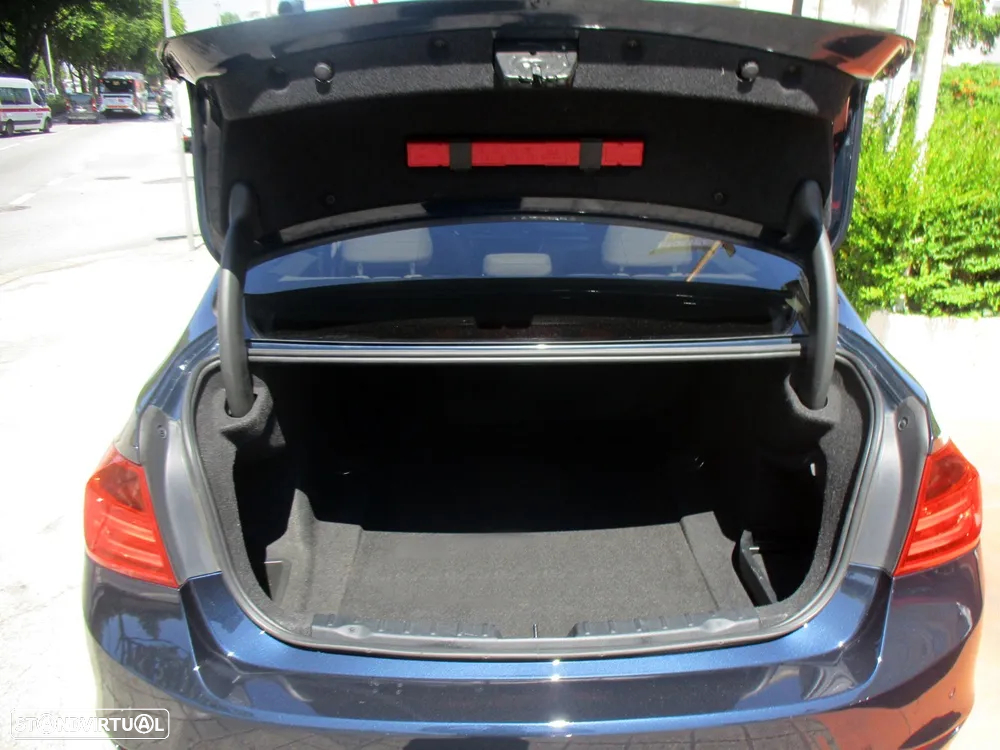 BMW 318 d Auto Exclusive - 33