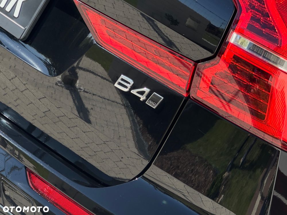 Volvo XC 60 B4 D AWD Plus Dark - 32