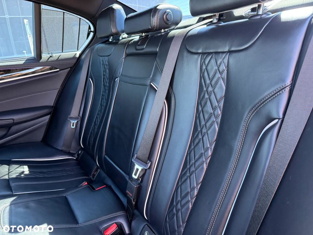 BMW Seria 5 M550i xDrive - 13