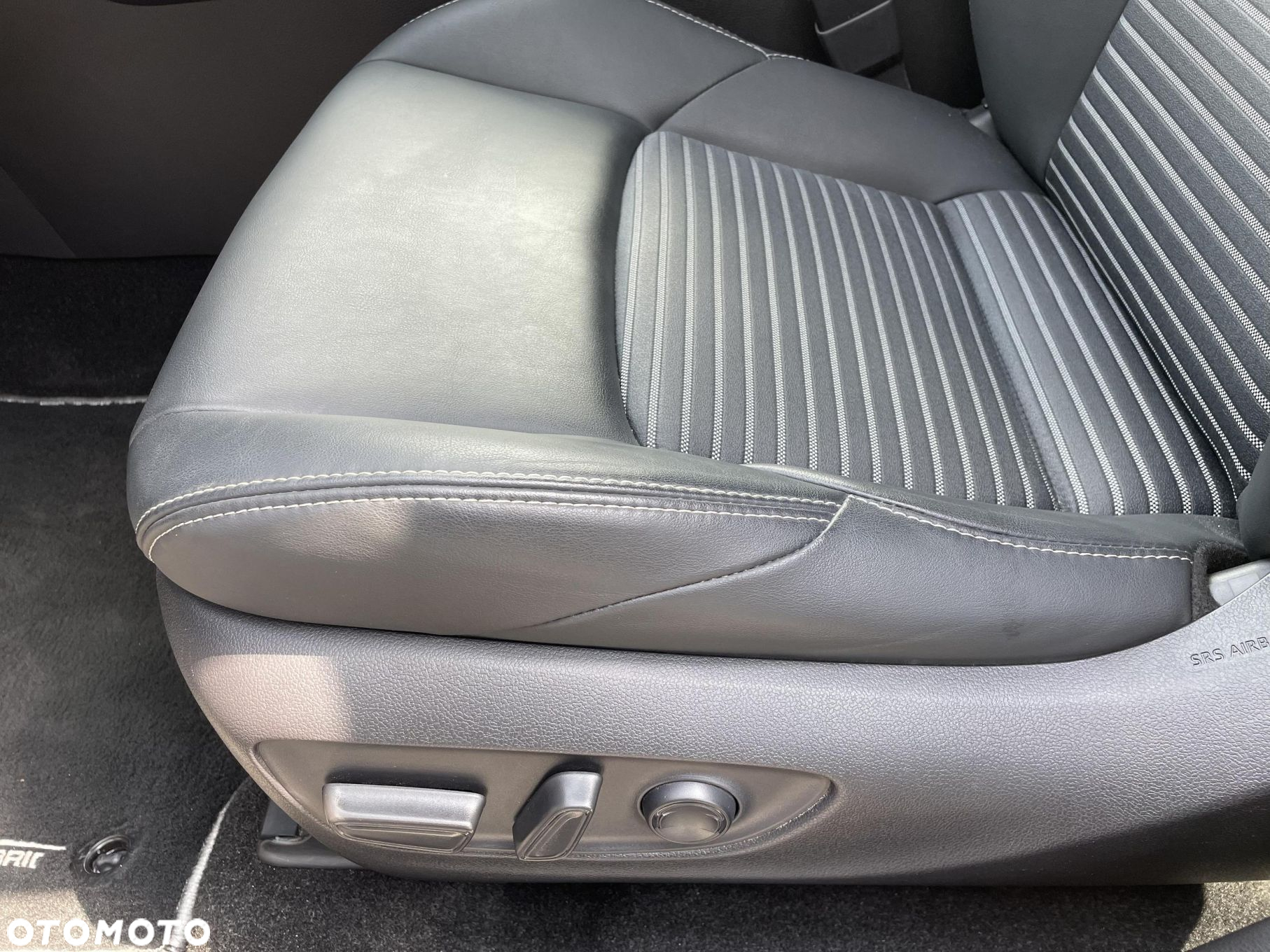Toyota RAV4 2.5 Hybrid Black Edition by JBL 4x4 - 12