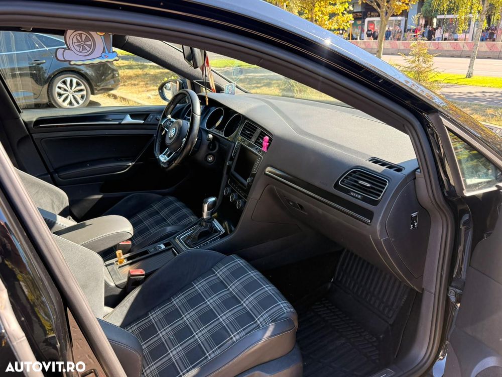 Volkswagen Golf - 6