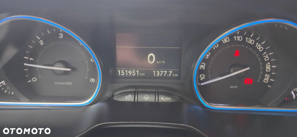 Peugeot 2008 1.6 BlueHDi Allure S&S - 16