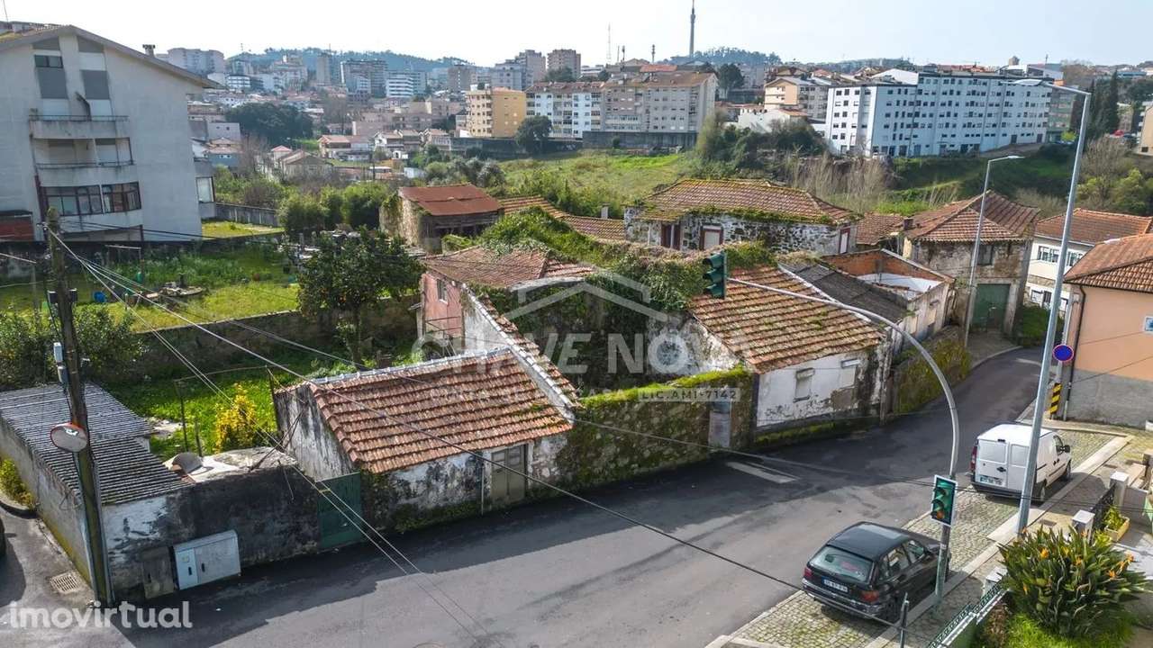 Conjunto de 5 Moradias p/ Recuperar em Oliveira do Douro - Grande imagem: 3/14