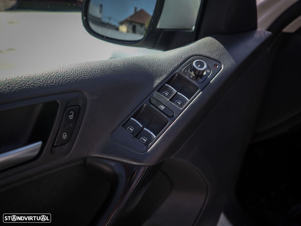 VW Tiguan 2.0 TDi Sport BlueMotion - 23