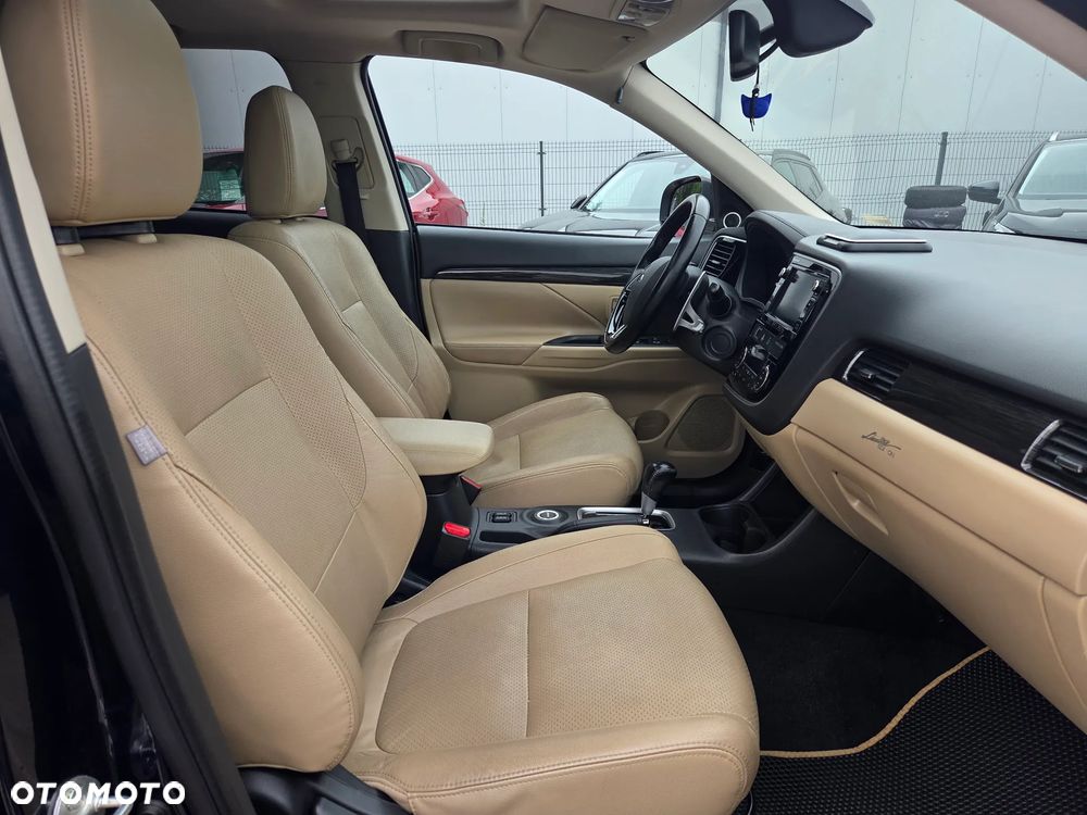 Mitsubishi Outlander 2.0 Instyle Navi 4WD CVT - 25