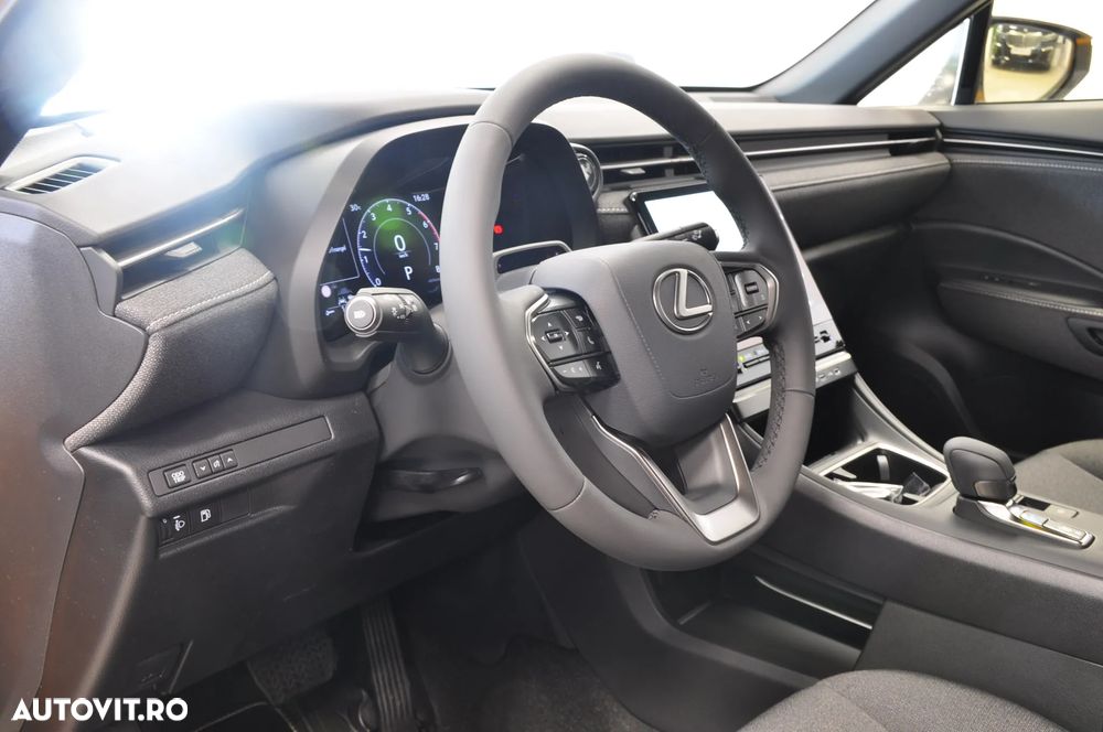 Lexus LBX - 8