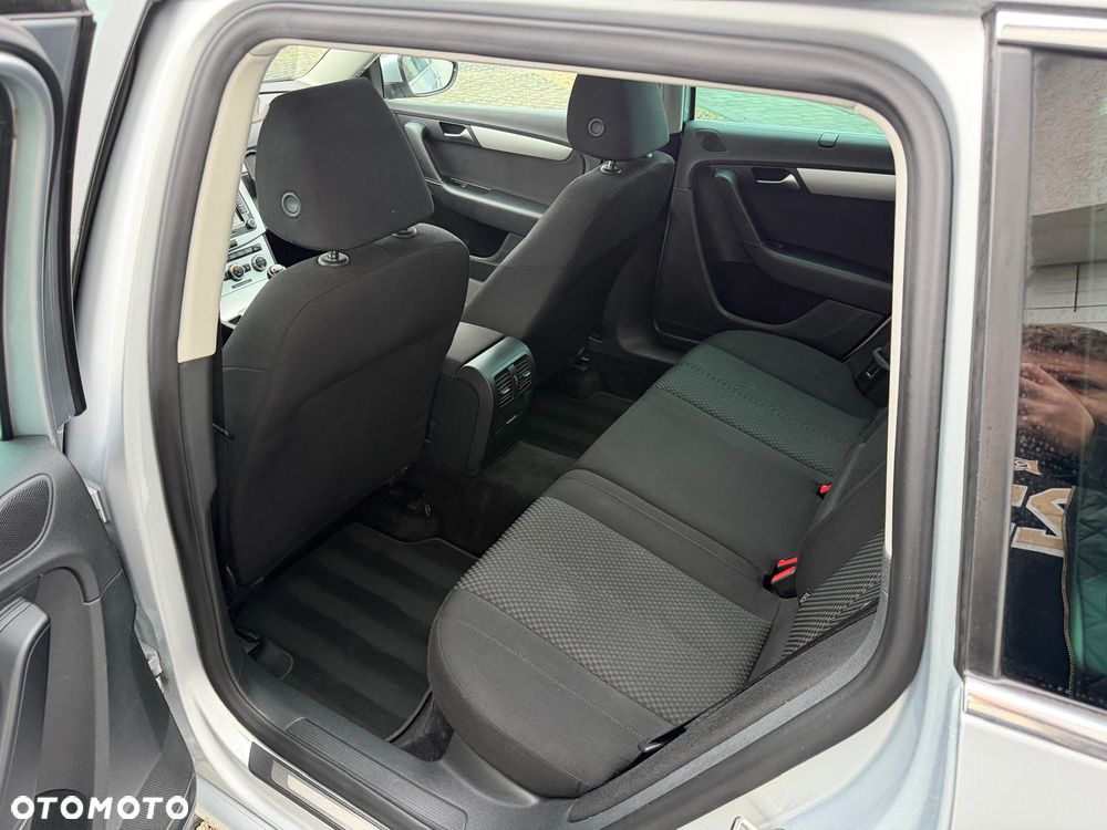 Volkswagen Passat Variant 1.6 TDI DPF BlueMot Highline - 11