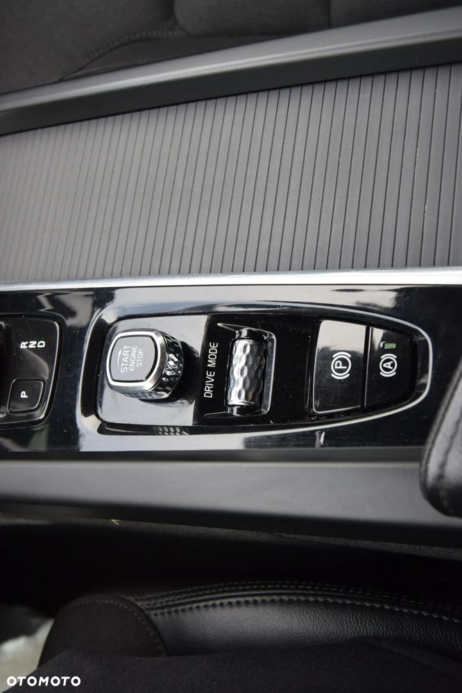Volvo XC 60 B4 D AWD Geartronic Momentum Pro - 37