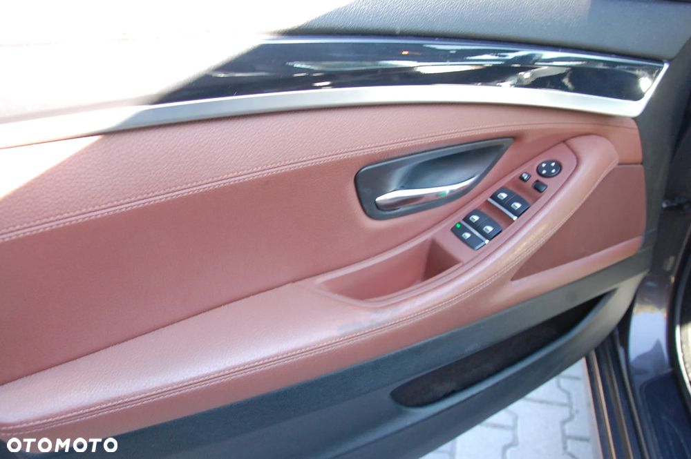 BMW Seria 5 525d - 12