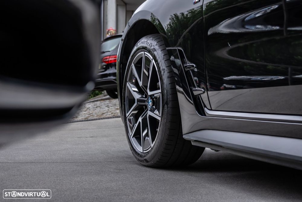 BMW i4 eDrive40 Desportiva M - 9