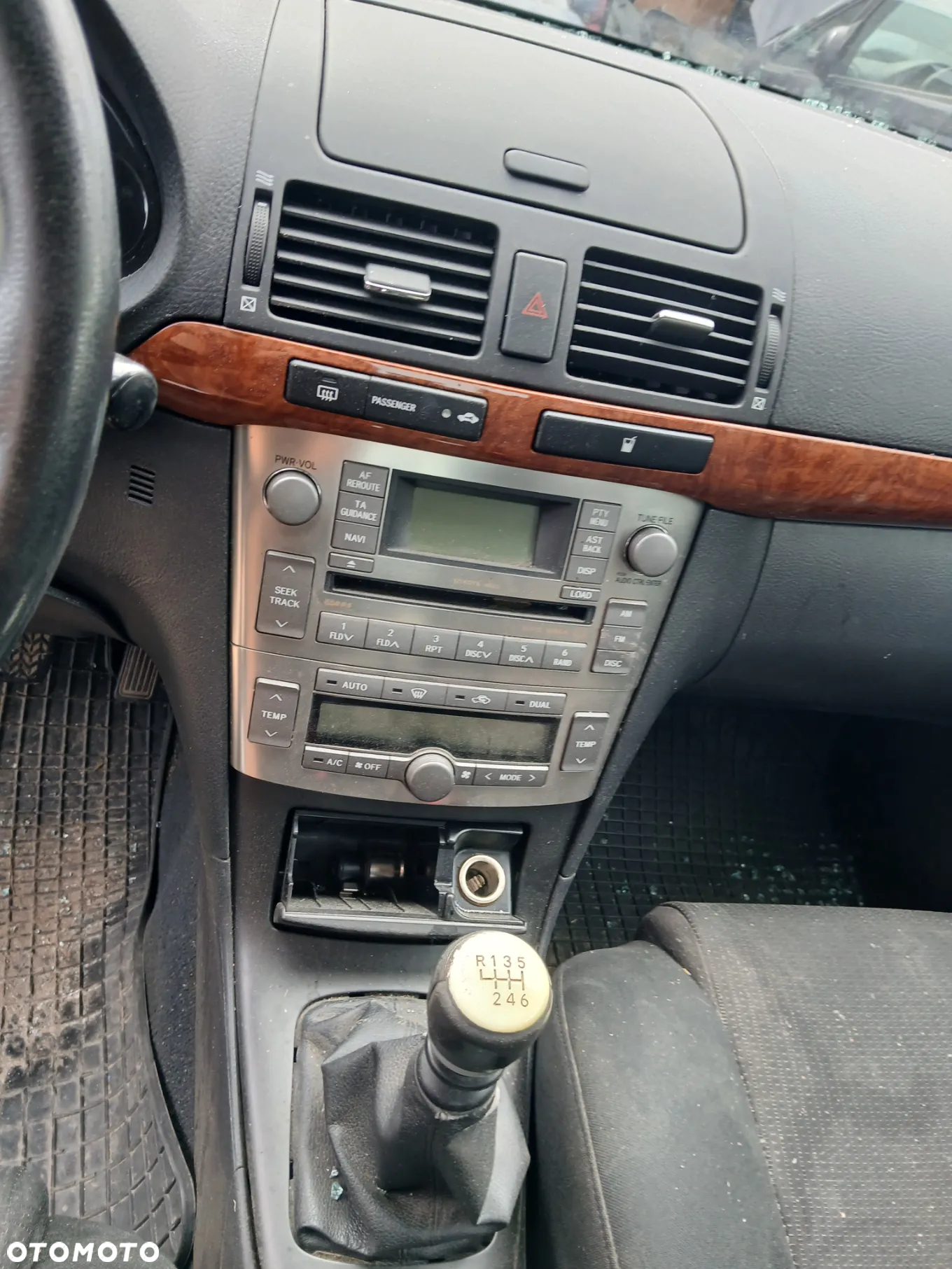 toyota avensis T25 sedan lift 1C0  fotel fotele kanapa deska kokpit podsufitka boczek boczki klamka - 5