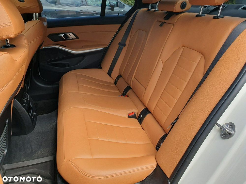 BMW Seria 3 330i xDrive - 13