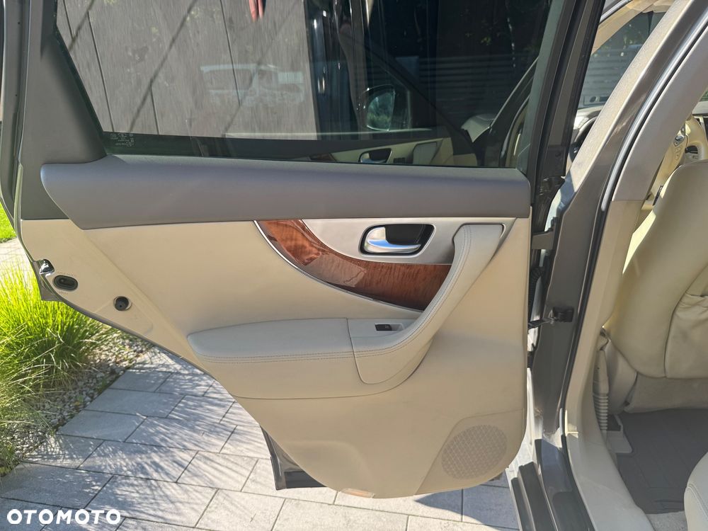 Infiniti QX70 - 29