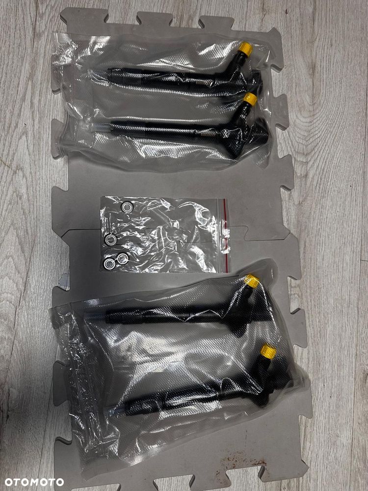 DENSO DCRI200430 / 05J00687 – wtryskiwacz Common Rail  Numer DCRI200430 to oryginalny wtryskiwacz paliwa firmy DENSO do silników wysokoprężnych Toyota 2.0 D-4D   Opis produktu:  * Producent: DENSO (OE – oryginalne wyposażenie Toyota) * Typ: wtryskiwacz Common Rail sterowany elektrycznie * Przeznaczony do silników Diesla 2.0 D-4D  * Wymaga zakodowania po montażu zgodnie z kodem wtryskiwacza. * ⁠Są hermetycznie zapakowane wraz z podkładkami . - 2