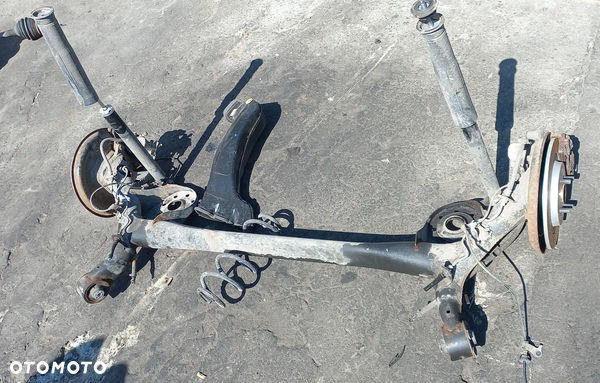 Toyota Yaris III 1.5 Hybryda 14r belka zawieszenia tylna kompletna