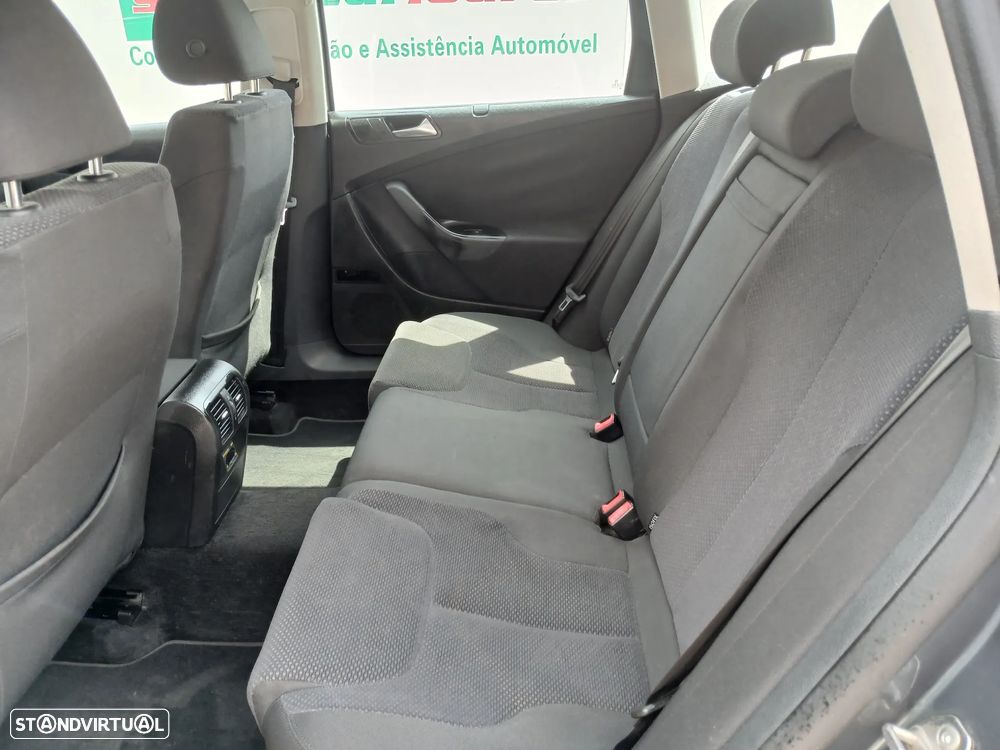 VW Passat 1.6 TDI BlueMotion Comfortline - 17