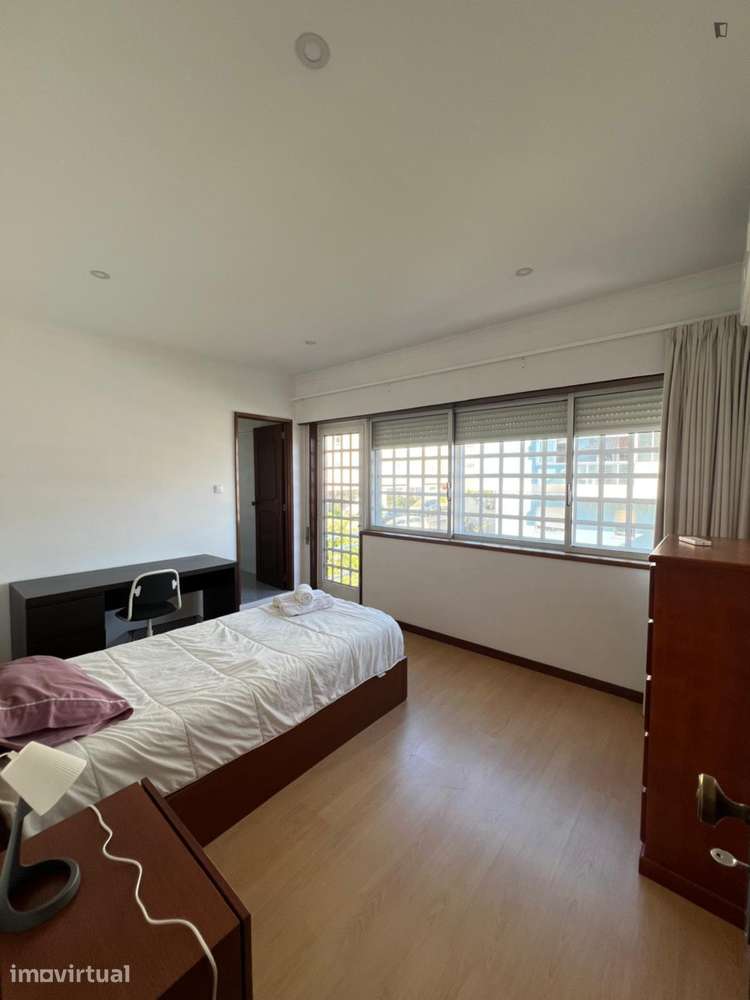 Quarto - localizado em Paranhos Porto - Grande imagem: 2/9