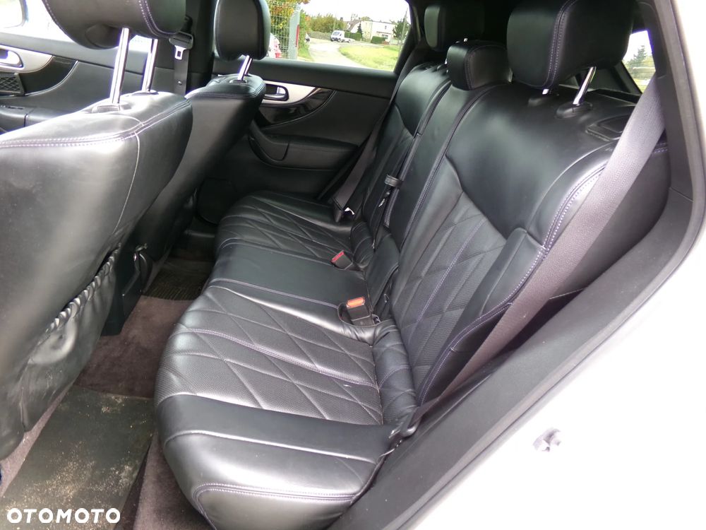 Infiniti Q70 - 9
