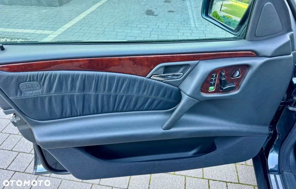 Mercedes-Benz Klasa E 320 T 4-Matic Elegance - 17