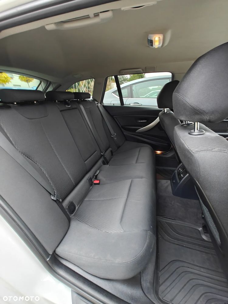 BMW Seria 3 320d xDrive - 13