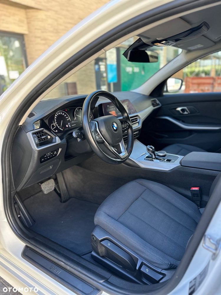 BMW Seria 3 318d Touring Advantage - 26