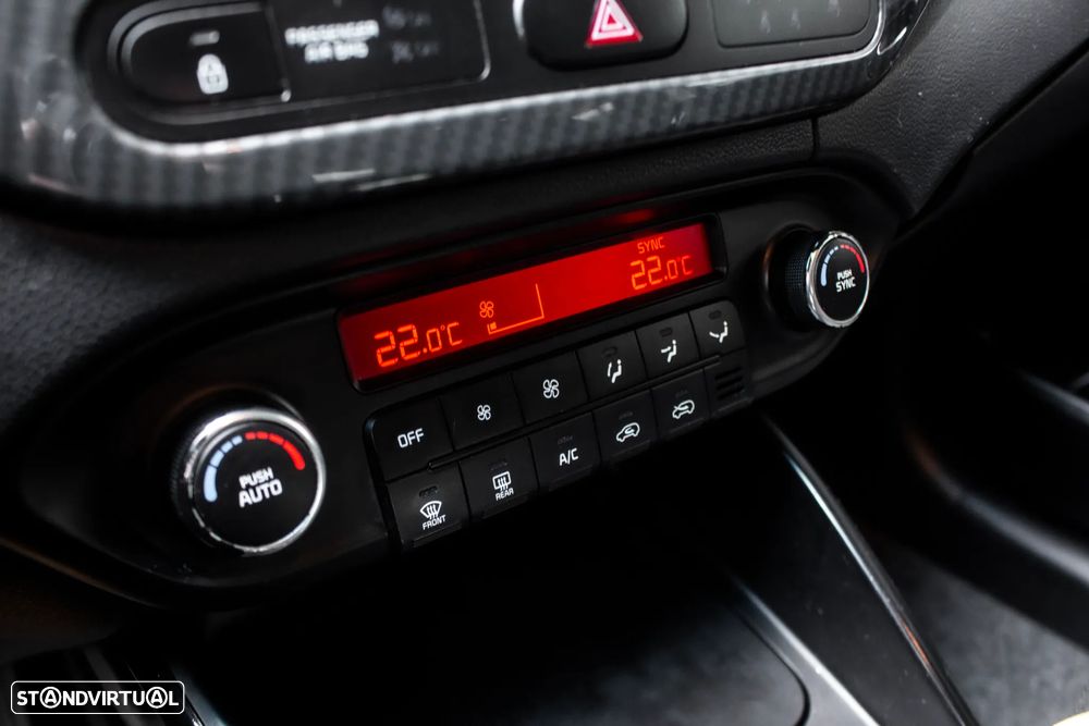 Kia Carens 1.7 CRDi ISG EX - 23