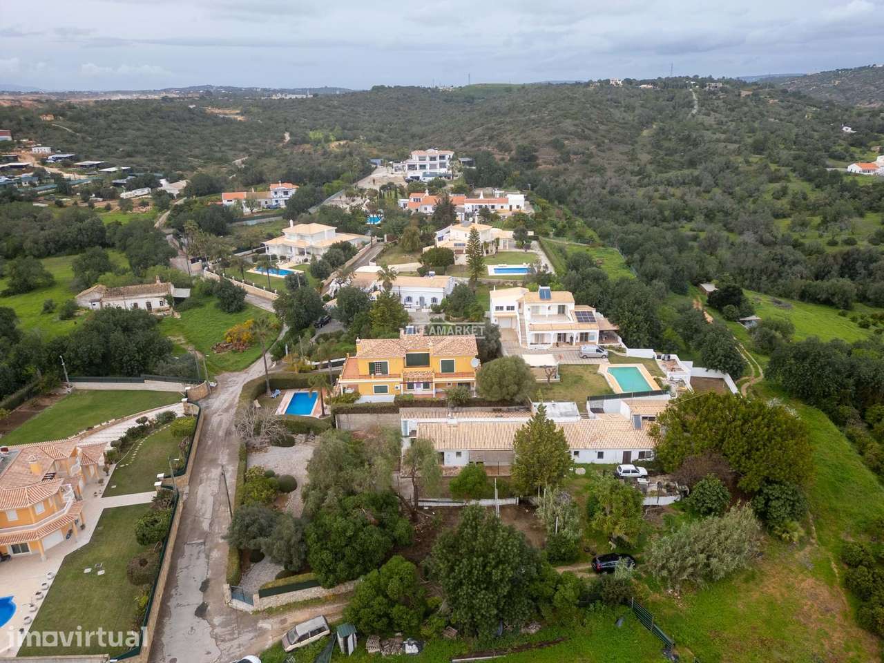 Moradia geminada V3 + 1 inserida num terreno com 651 m2 situada na Pat - Grande imagem: 2/45