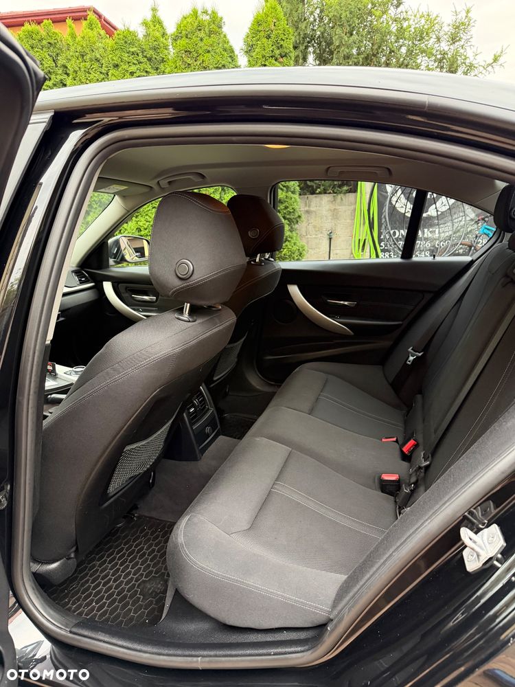 BMW Seria 3 320d Efficient Dynamic Edition Sport Line - 25