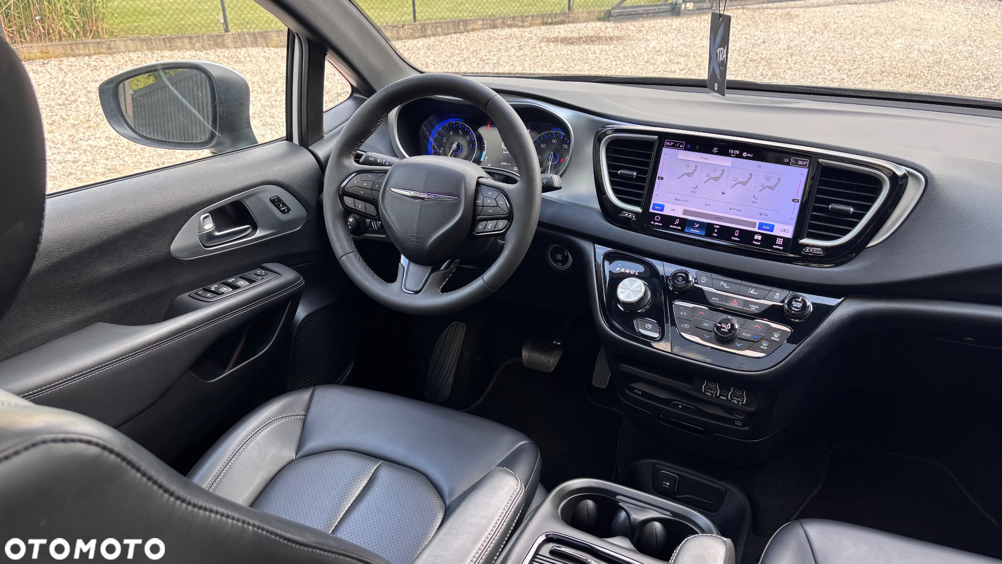 Chrysler Pacifica - 26