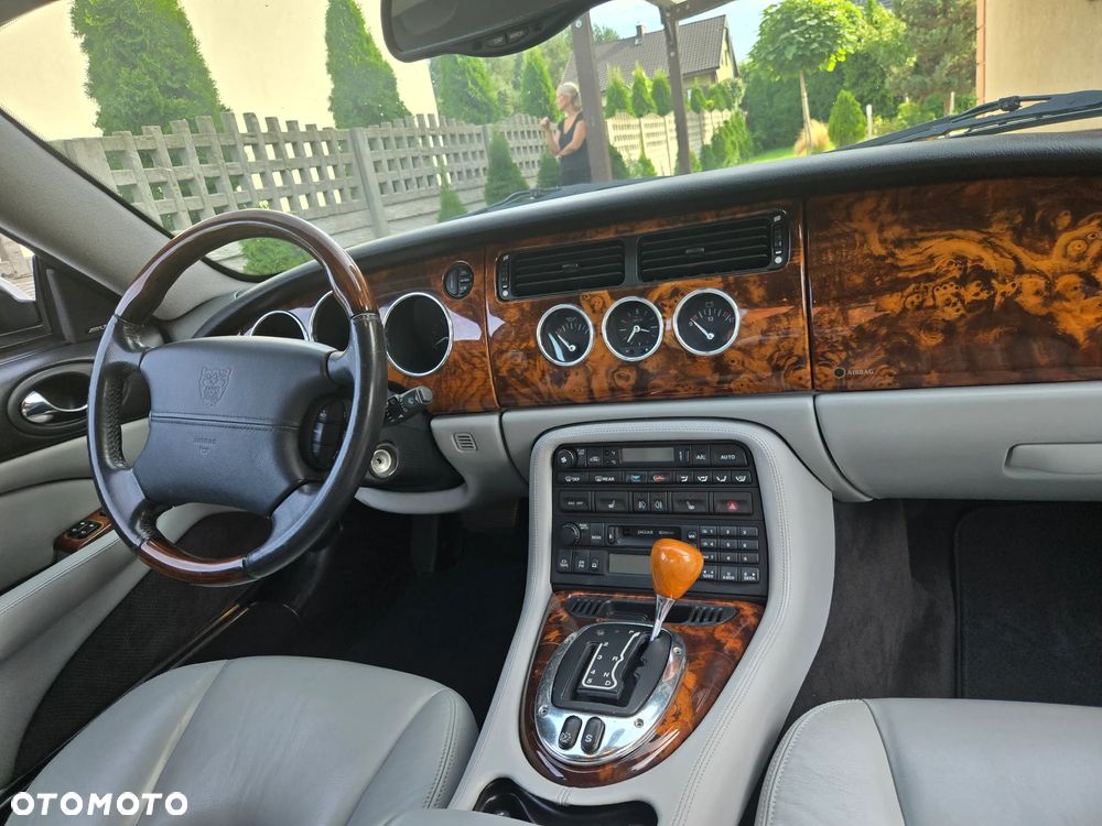 Jaguar XK8 Coupe - 12