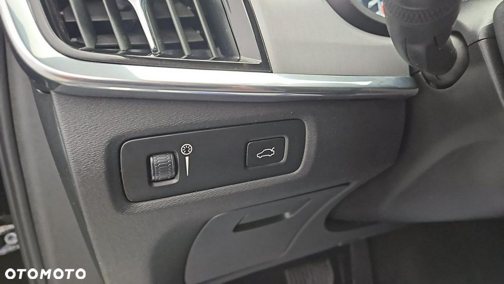 Volvo V90 D4 SCR Momentum Pro - 17