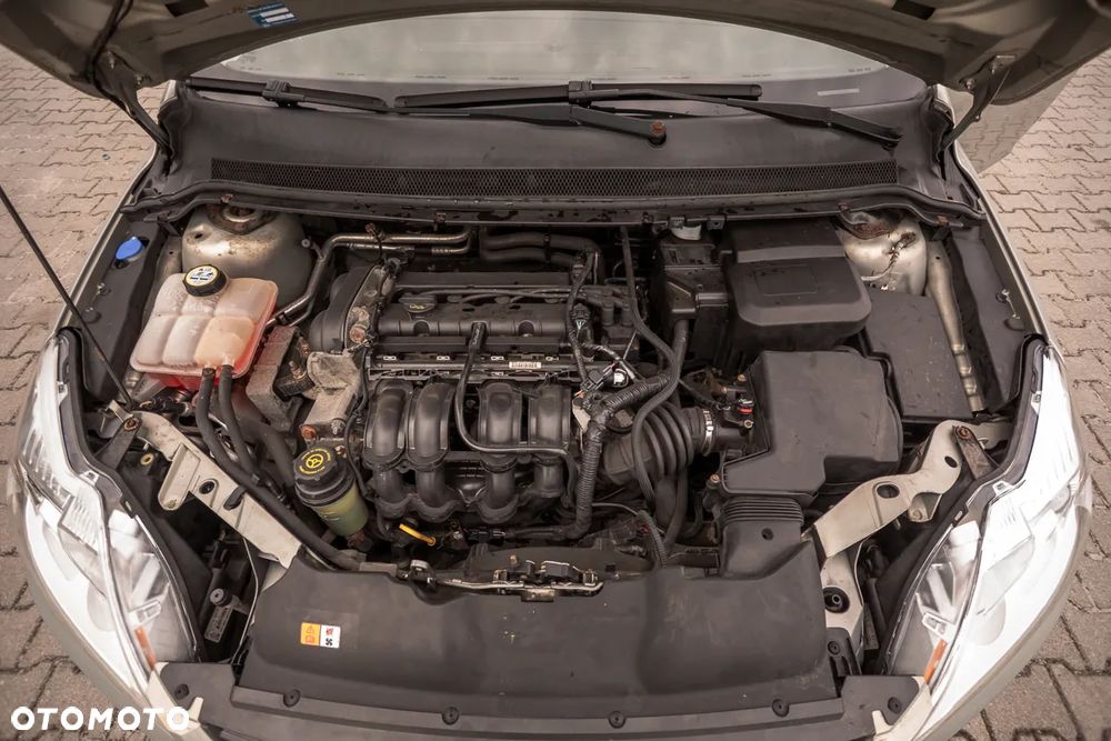 Ford Focus 1.6 Ghia - 30