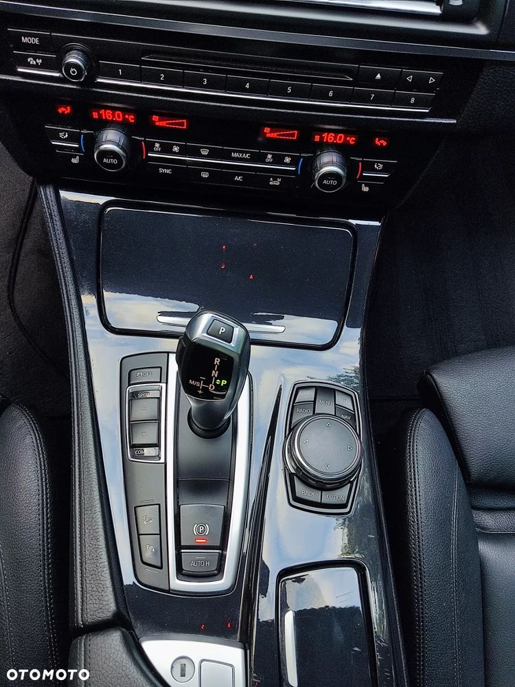 BMW Seria 5 528i xDrive - 27