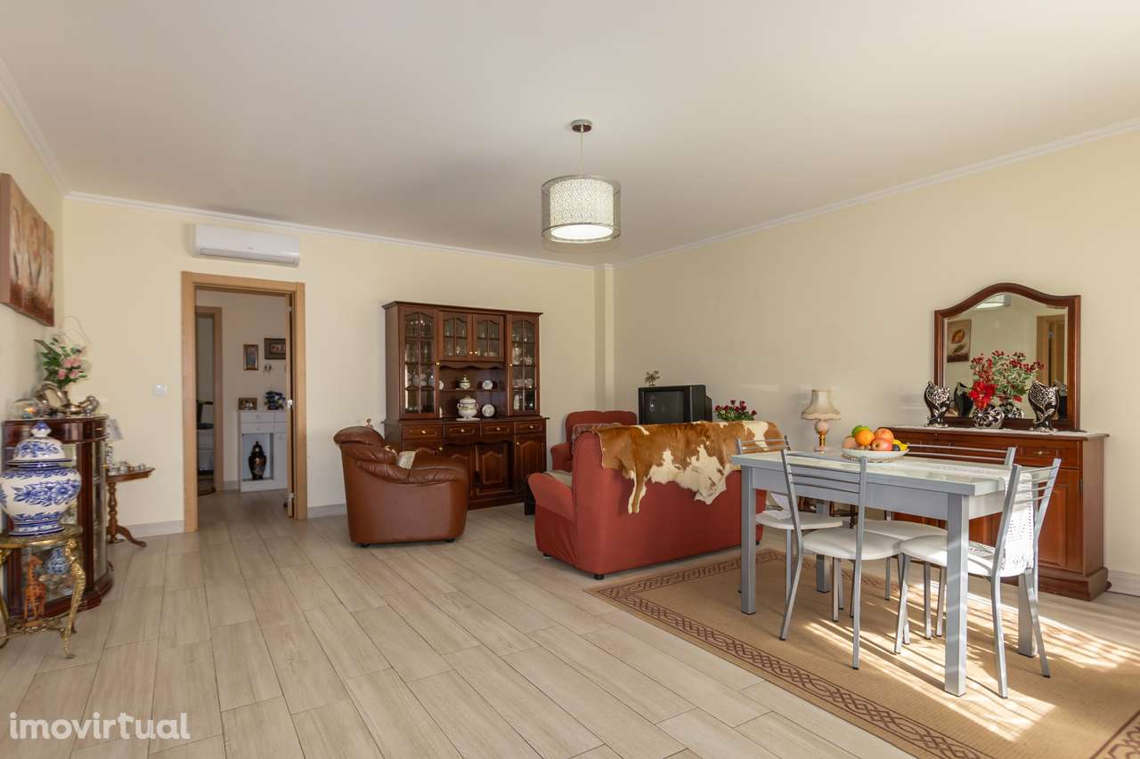 Andar de moradia T3 com terraço e cave muito espaçosa - Grande imagem: 4/37