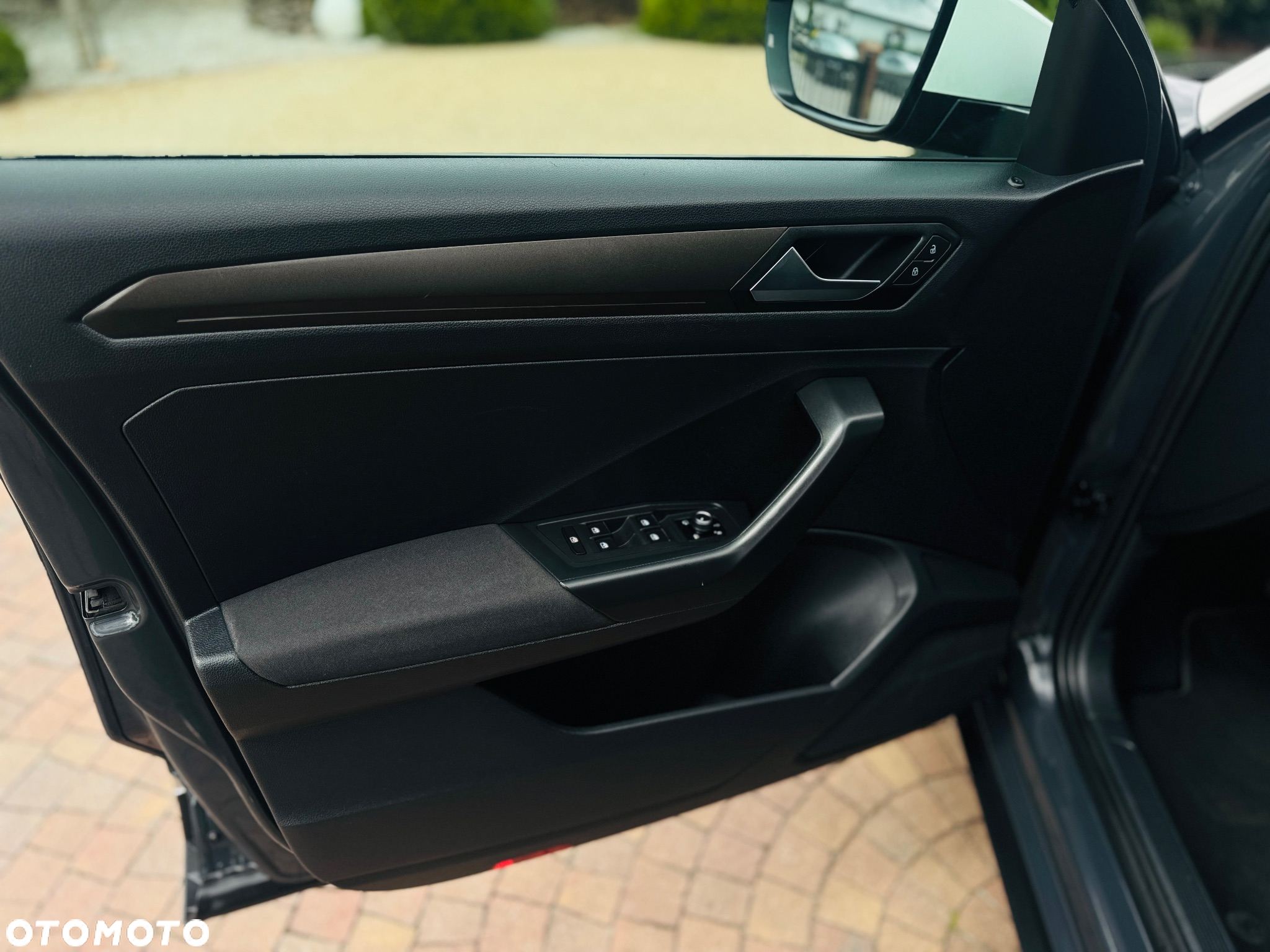 Volkswagen T-Roc 1.0 TSI Life Plus - 24