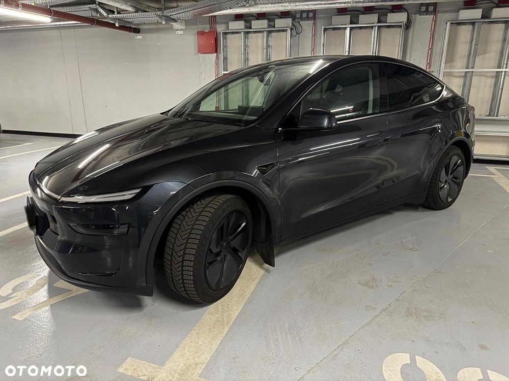 Tesla Model Y - 12