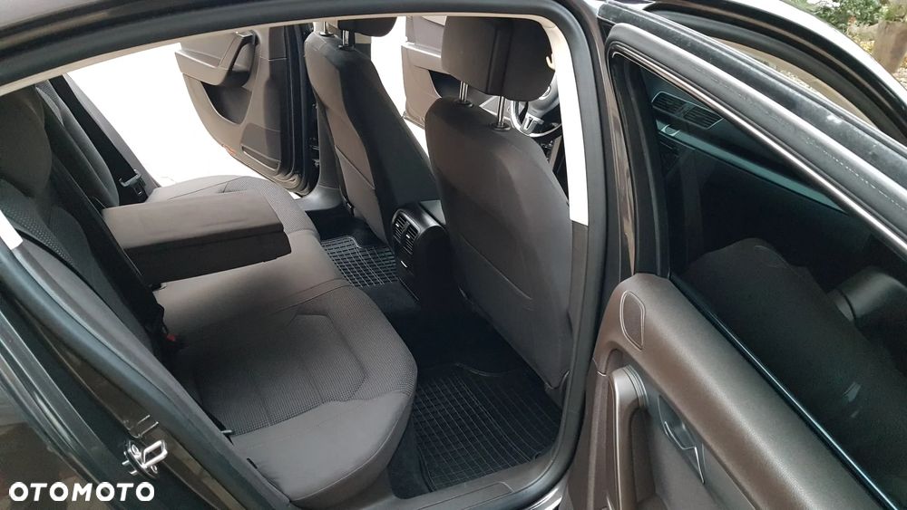 Volkswagen Passat 2.0 TDI DPF Highline - 24