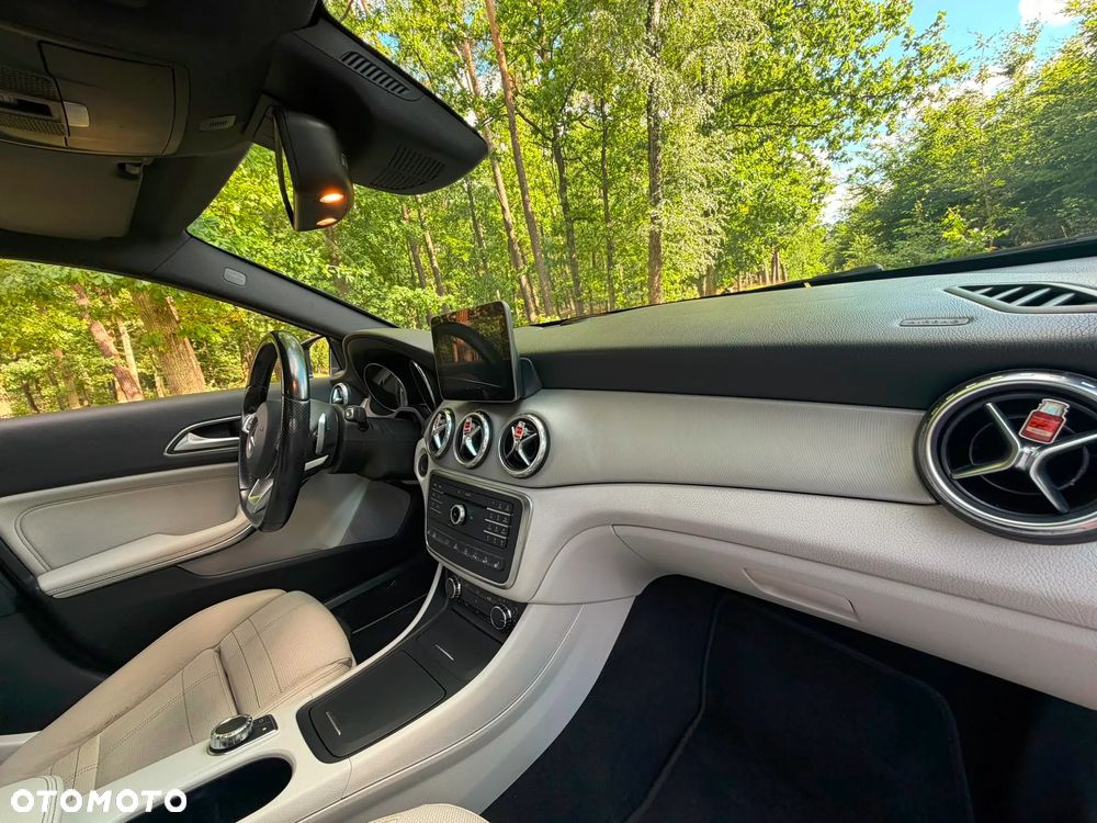 Mercedes-Benz GLA 220 d 4-Matic AMG Line - 16