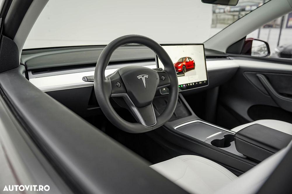 Tesla Model Y - 10