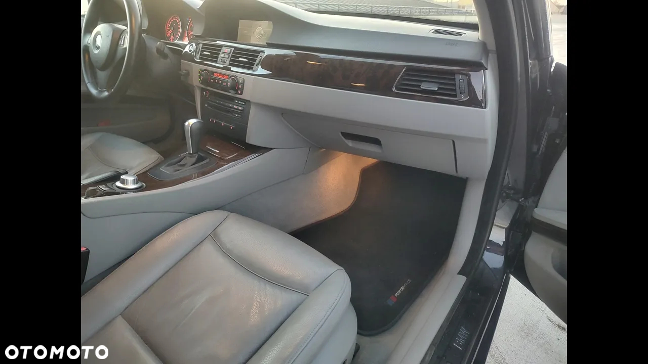 BMW Seria 3 330xi - 29