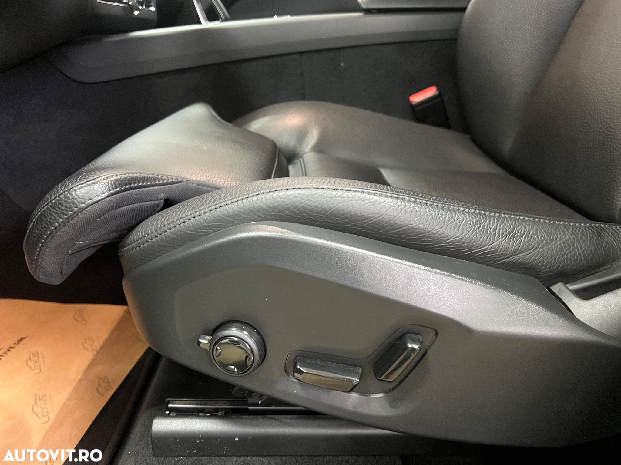 Volvo XC 60 B4 MHEV AT8 AWD Momentum Pro - 25