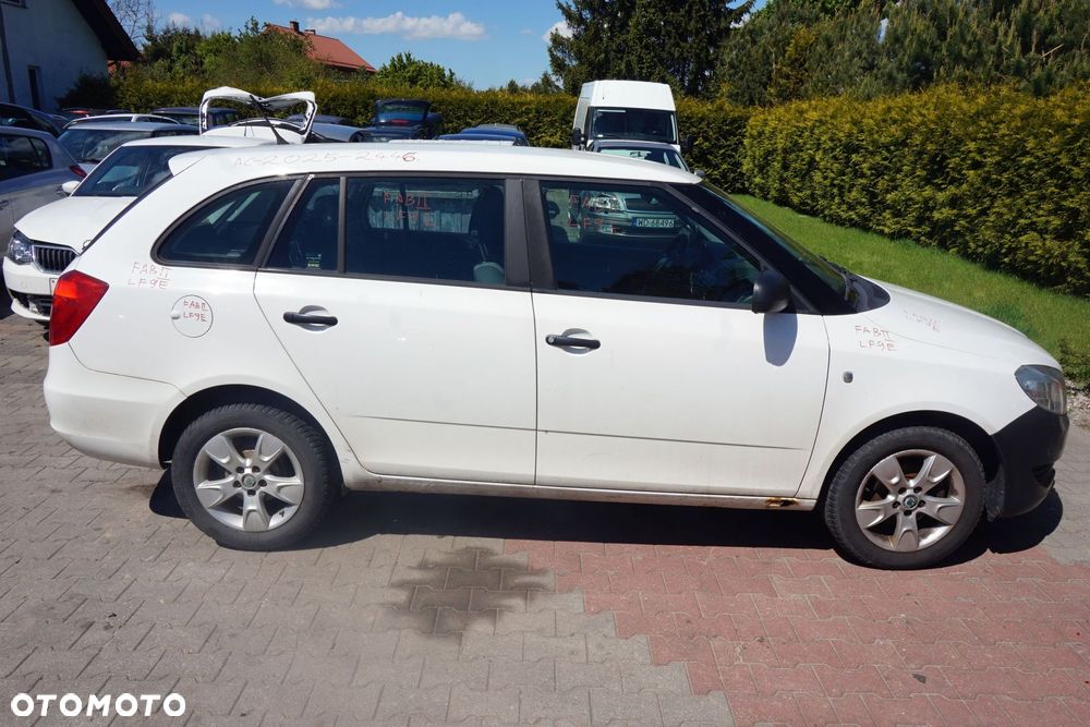 SKODA FABIA II 545 LIFT KOMBI 2011 LF9E 1.2 TSI CBZA 86KM MFX BIAŁY na części - 6