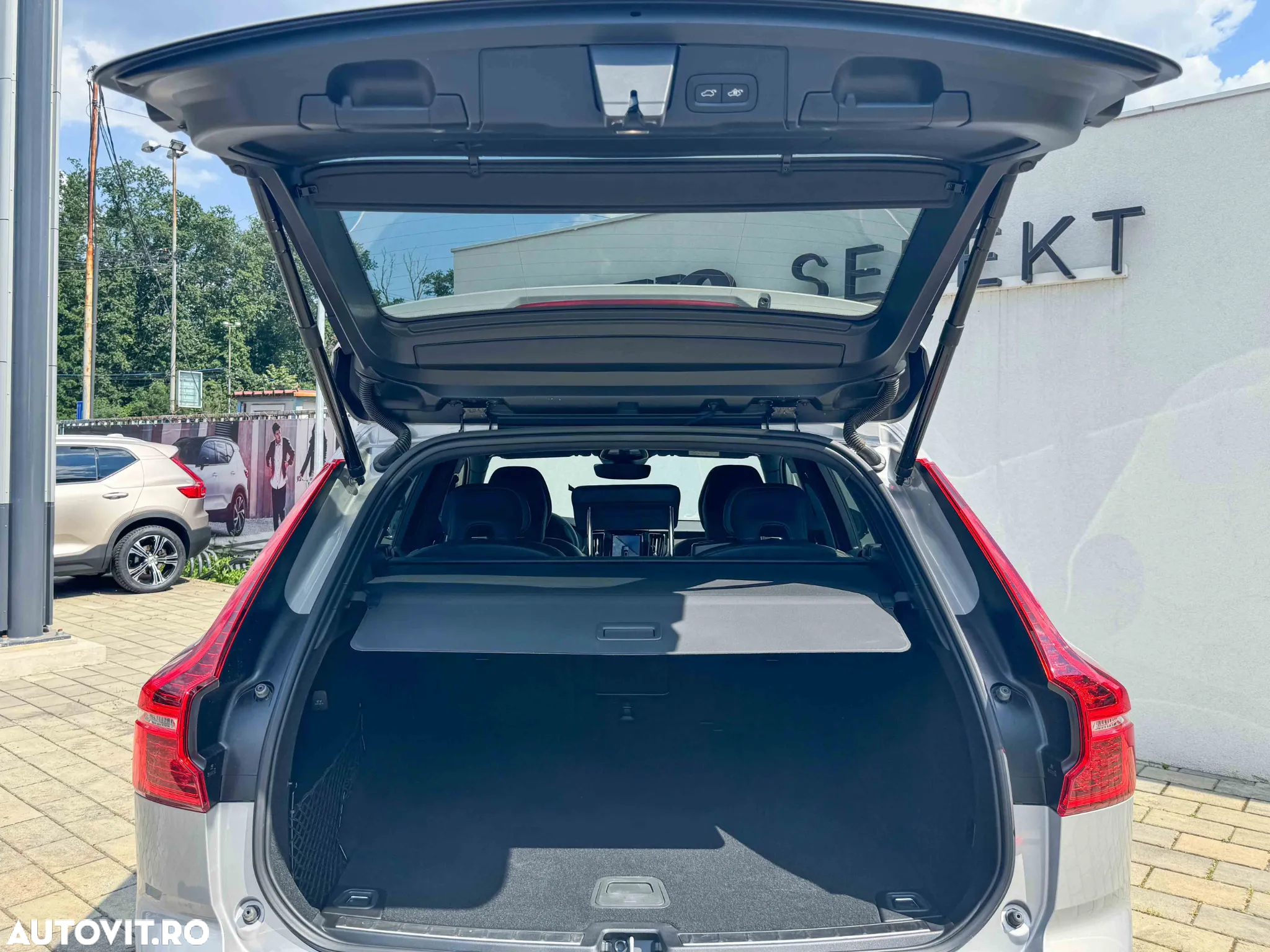 Volvo XC 60 B4 MHEV AT AWD Plus Dark - 7