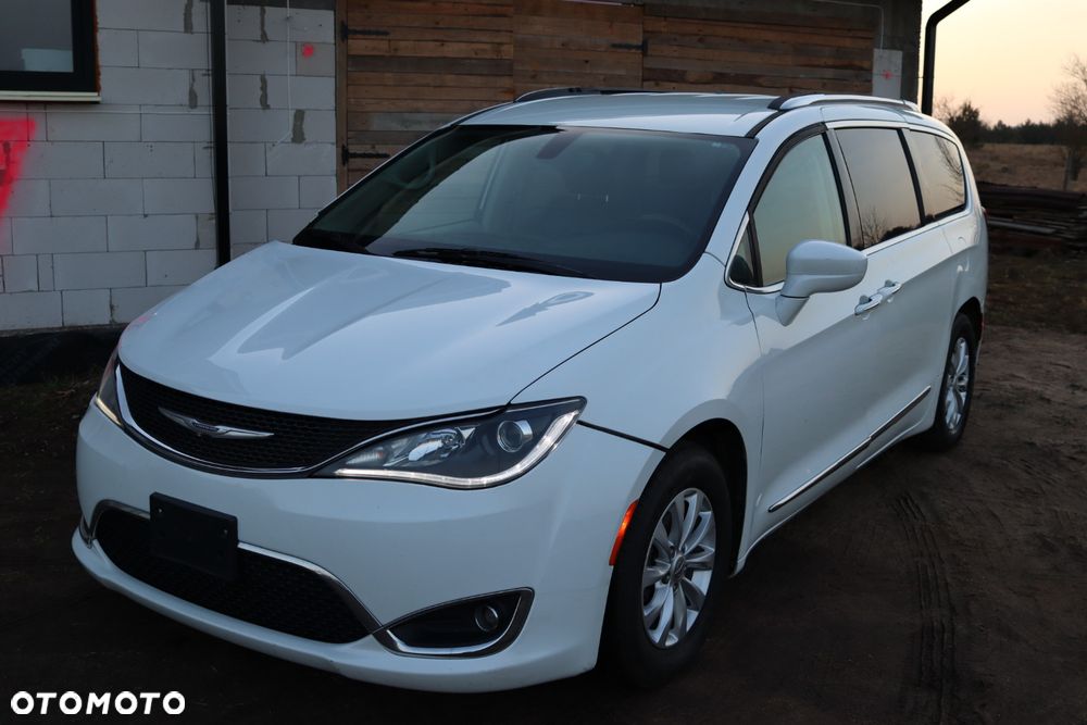 Chrysler Pacifica - 1