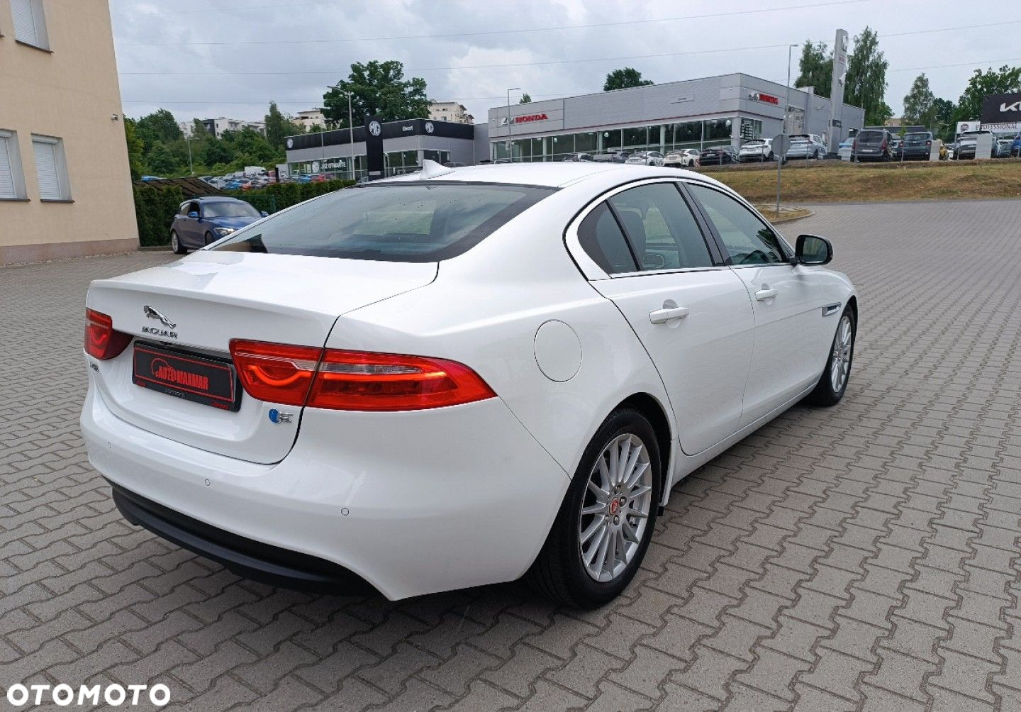 Jaguar XE - 10