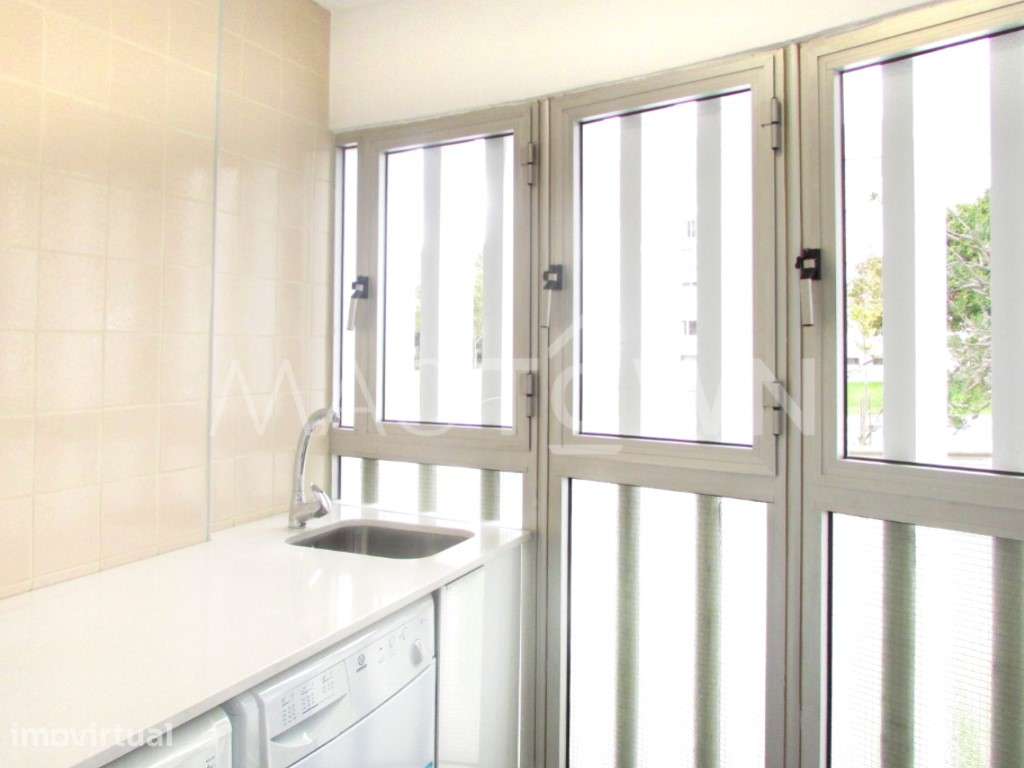 T1+1 em Carnide | Remodelado, Moderno e com Metro à Porta - Grande imagem: 2/14