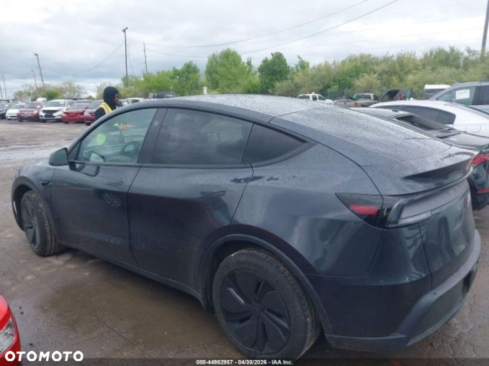 Tesla Model Y - 6