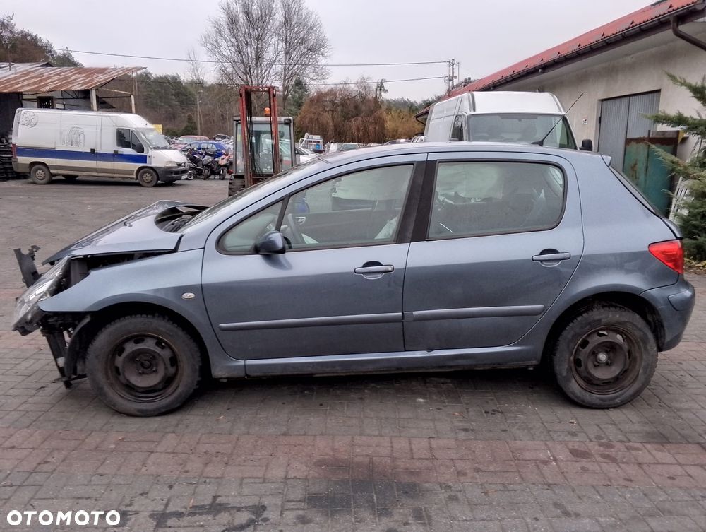 Peugeot 307 (05-09r.) 1.6 HDI 89KM. Silnik DV6TED4B Skrzynia 20DM75 lakier EZW/EZWD. Cały na części. GWARANCJA !!!  Przód Tył Zestaw Komplet Drzwi Klapa Zderzak Błotnik Maska Grill Atrapa Szyba Pas Lampa Lusterko Boczki Fotel Kanapa Kokpit Deska Rozdzielcza Przełącznik Włącznik Sterownik Przewody Wiązka Instalacja Moduł Komputer Czujnik Listwa Pompa Alternator Wtryski Głowica Rozrusznik Kompresor Sprzęgło Dwumas Silnik Skrzynia ABS Klimatyzacji Paliwa Wspomagania Kolektor Turbina Przepustnica Zawór Chłodnica Koło Hak Belka Sanki Zawieszenie Mcpherson Półoś Amortyzator Wydech Tłumik Zacisk Most - 4