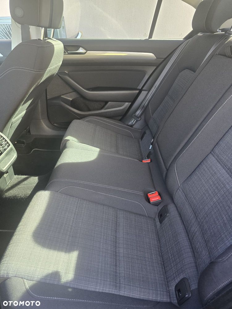 Volkswagen Passat - 11