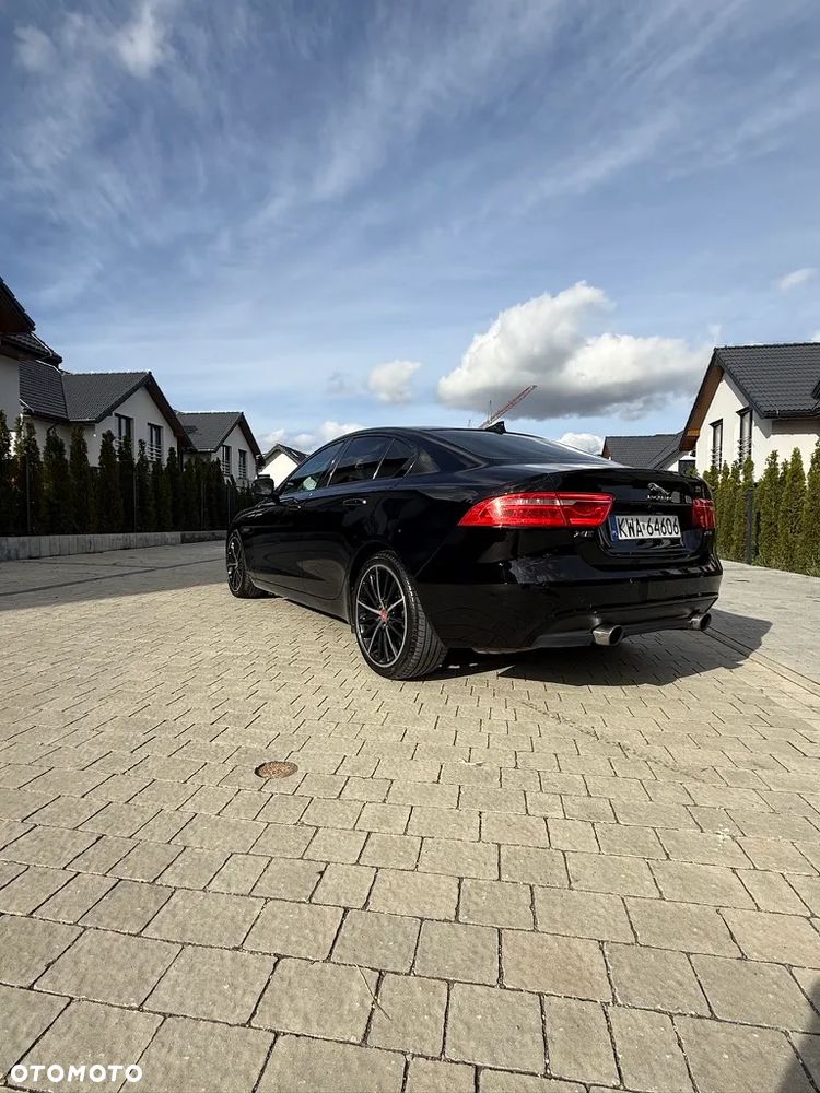 Jaguar XE 2.0 T Prestige - 4